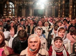 Без маски в Лавре - как проходили пасхальные богослужения в Киеве (ФОТО)