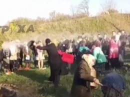 На Харьковщине священник щедро освятил прихожан из ведра