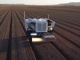 Беспилотный трактор отстреливает лазером 100 000 сорняков в час [ВИДЕО]