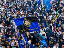 Фанаты Интера заполонили центральную площадь Милана, несмотря на карантинные ограничения
