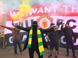 Фанаты "Манчестер Юнайтед" сорвали матч с Ливерпулем, протестуя против владельца клуба (ФОТО, ВИДЕО)