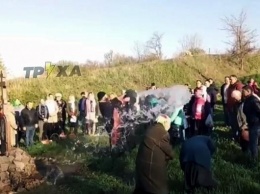 Соблюдает дистанцию - Под Харьковом священник окатил прихожан водой прямо из ведра