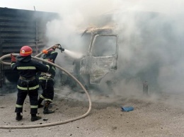 В Днепропетровской области загорелся грузовик: водителя увезли в больницу