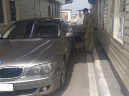 На админгранице с Крымом задержан угнанный BMW