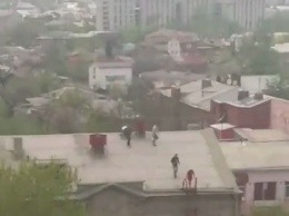 В Харькове подростки гуляют по крышам на опасной высоте (видео)