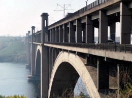 Чудом выжил: в Запорожье мужчина спрыгнул с Преображенского моста