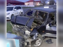 В Первомайске ВАЗ протаранил заправку: водителя и пассажирку из машины вырезали спасатели