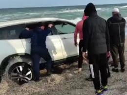 На пляже в Кирилловке спасали внедорожник