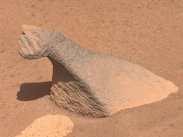 Ровер Perseverance сфотографировал марсианский валун в форме брахиозавра