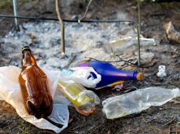 Бутылки, презервативы и шприцы с кровью: после Пасхи в Полтаве оставили кучи мусора