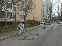 Вся в провалах: в Одессе "поплыла" дорога