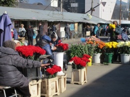 На "Привозе" торговцы цветами перекрыли дорогу: им запретили работать около рынка
