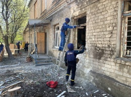 Украинские спасатели на Донетчине ликвидирует последствия обстрела боевиками COVID-больницы
