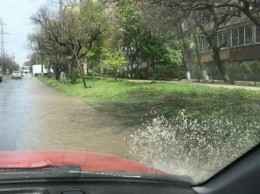 Затопило улицу Куприна. Откуда взялась вода, когда обезвожены два района Мариуполя, - ФОТО