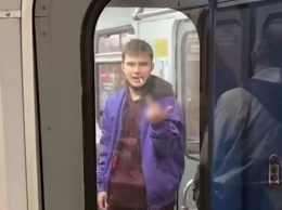 Поддался тренду: в киевском метро заметили очередного парня, курящего в вагоне