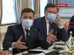 Глава МИД Украины Кулеба встречался с Блинкеным с бусами на запястье