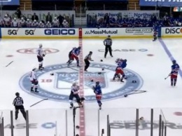 Хоккеисты НХЛ на первой секунде матча устроили массовую драку