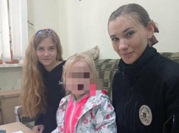 Харьковские "копы" нашли мать девочки, потерявшейся в Молодежном парке, - ФОТО