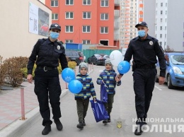 Киевские полицейские провели имиджевую акцию - поздравили маленьких киевлян с днем рождения (фото)