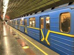 Чесались кулаки: в Киеве двое мужчин устроили драку в метро, - ВИДЕО