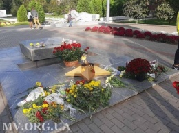 В Мелитополе представители власти возложили цветы к мемориалам погибшим в войне (фото)