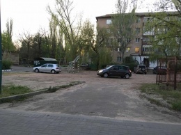 В Мелитополе спортплощадку превратили в парковку (ВИДЕО)