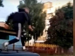 Прыгал по крышам припаркованных машин: в Запорожской области мужчина повредил несколько авто