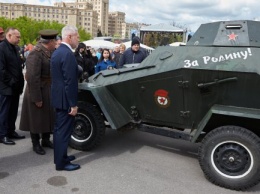 В Харькове прошла выставка военной техники и ретроавтомобилей