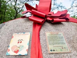 "Моя мама - самая лучшая": В Мариинском парке возвели памятник в честь матерей