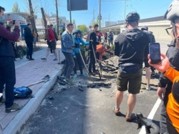 С вилами ломами и лопатами: на Нивках велосипедисты вышли на протест