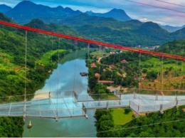 Турист остался висеть на перилах стеклянного моста в Китае после того, как секции рухнули (ФОТО)