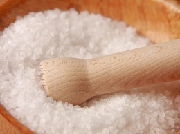 Врач рассказал о последствиях для здоровья высокого потребления соли
