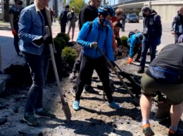 Когда законы не работают: в Киеве активсты с ломами разобрали парковку на велодорожке