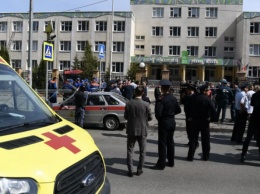 Неизвестные ворвались в школу Казани и открыли стрельбу, прогремел взрыв, есть жертвы и раненые