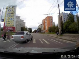 В Харькове полиция разыскала водителя, который едва не «снес» на пешеходном переходе женщину с детьми, - ФОТО