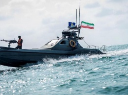 Американский корабль открыл предупредительный огонь по иранским судам