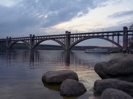 Смотрите в оба: с моста Преображенского падают куски бетона (видео)