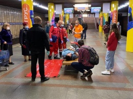 В киевском метро произошло ЧП: мужчину откачивали неравнодушные пассажиры