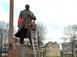 Надругательство над памятником Бандеры во Львове - вандал получил приговор