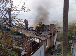 В Никополе спасатели ликвидировали пожар на крыше жилого дома: видео