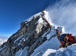 На Эвересте впервые в этом году погибли два альпиниста