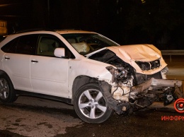 В Днепре на Набережной Победы столкнулись Lexus и Audi: пострадала женщина