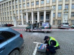 "Евробляхер" сжег свой автомобиль перед зданием Закарпатской ОГА