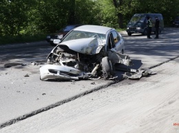 В Днепре на Святогорской Mitsubishi врезался в фуру: пострадавшего увезла скорая