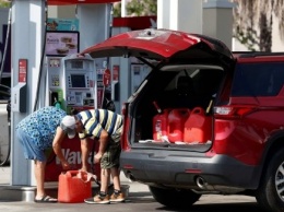 Правительство США призвало американцев не набирать бензин в пакеты