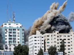 В секторе Газа авиаударом разрушена многоэтажка, где располагались офисы СМИ