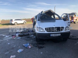 На трассе под Бердянском в микроавтобус влетело легковое авто: шесть человек пострадали, один погиб