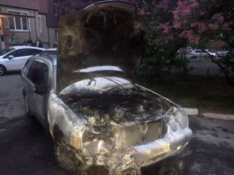 В Кривом Роге огонь уничтожил один автомобиль и повредил второй