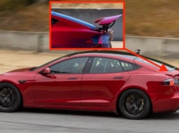 На гоночной трассе замечен вариант Tesla Model S Plaid с выдвижным спойлером на крышке багажника