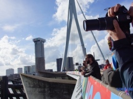 В Роттердаме фанаты с моста смотрели открытие Евровидения